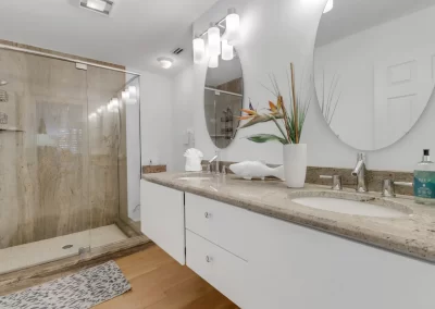 Flamingo Harbor main bathroom